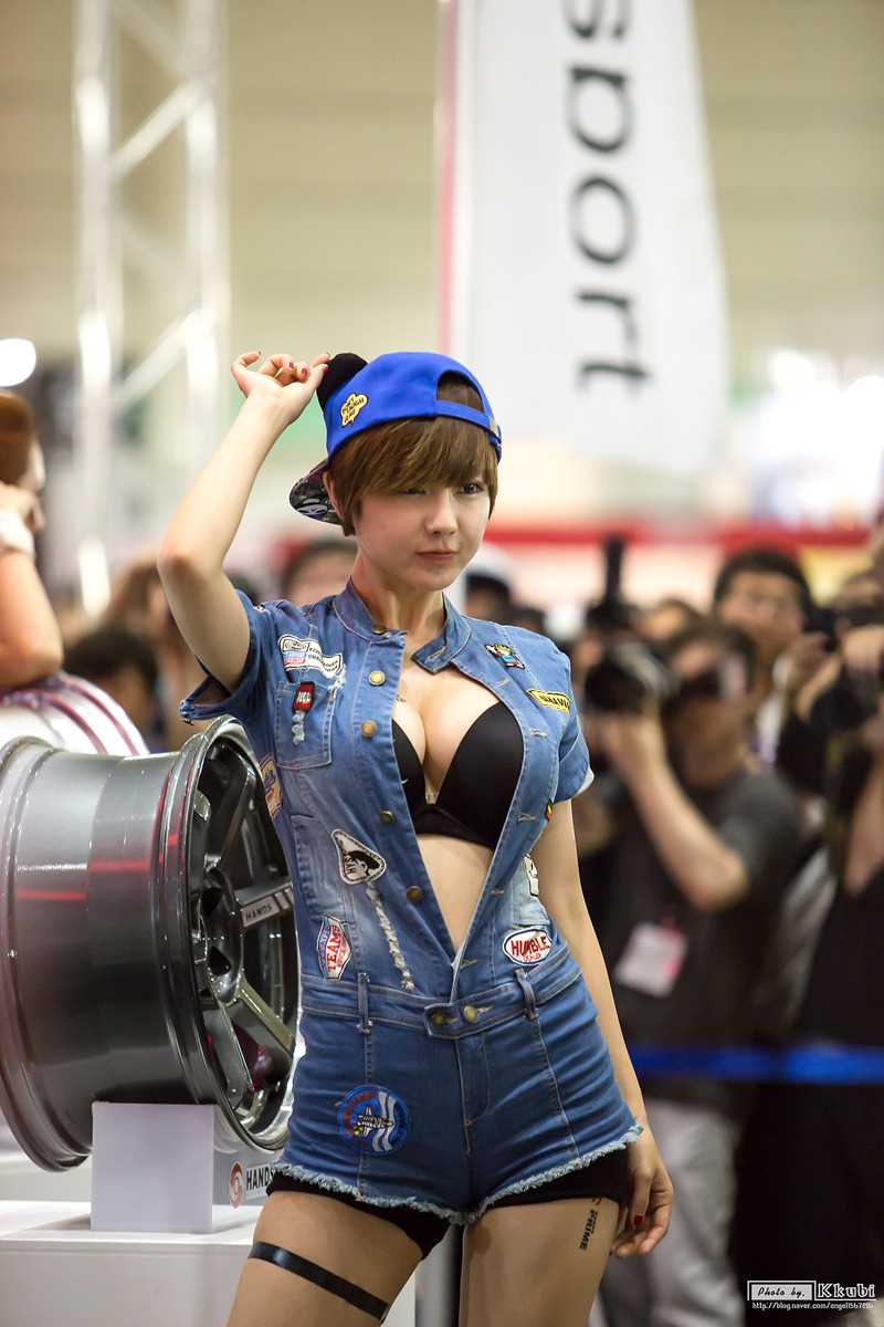 精选韩国车模柳智惠车展小露性感酥胸图图册