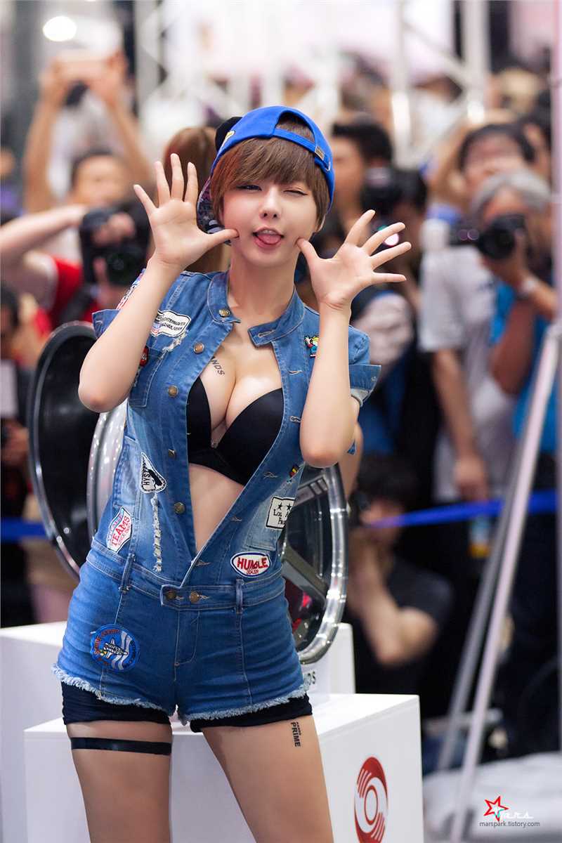 精选韩国车模柳智惠车展小露性感酥胸图图册