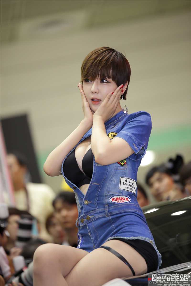 精选韩国车模柳智惠车展小露性感酥胸图图册