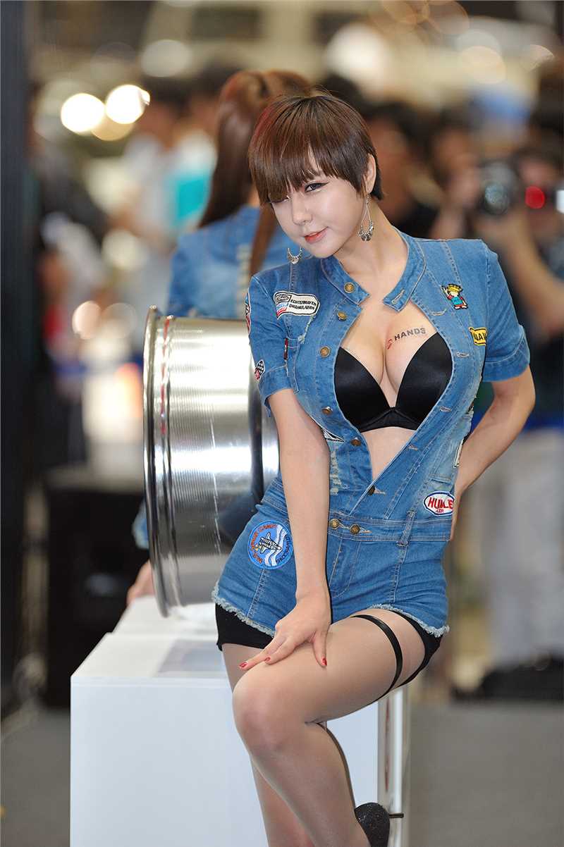 精选韩国车模柳智惠车展小露性感酥胸图图册