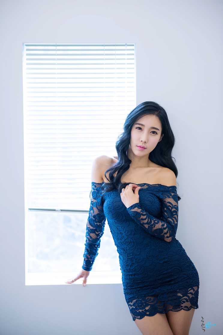 高清最美韩国车模艾敏英室内小露性感图集