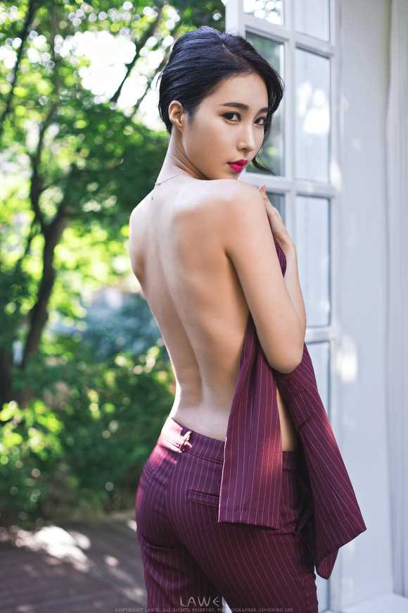 高清最美韩国车模艾敏英室内小露性感图集