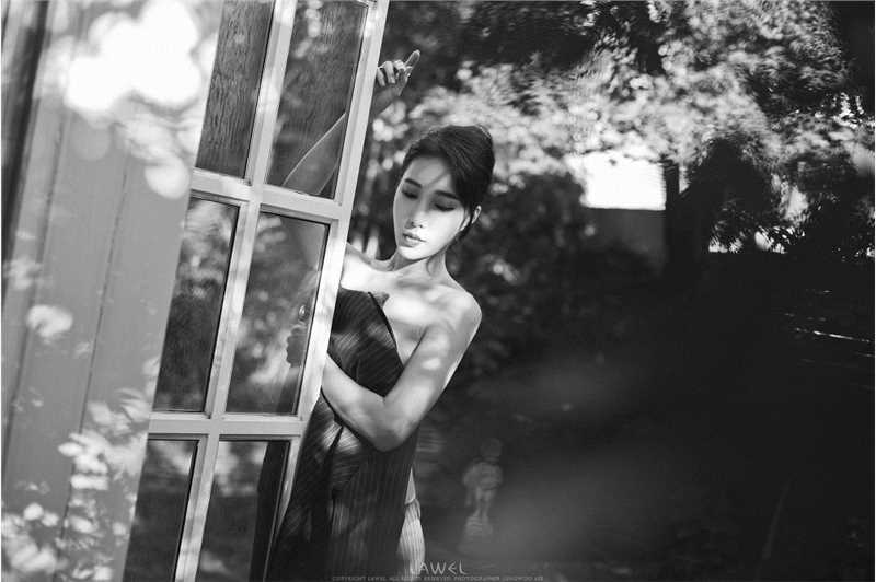 高清最美韩国车模艾敏英室内小露性感图集