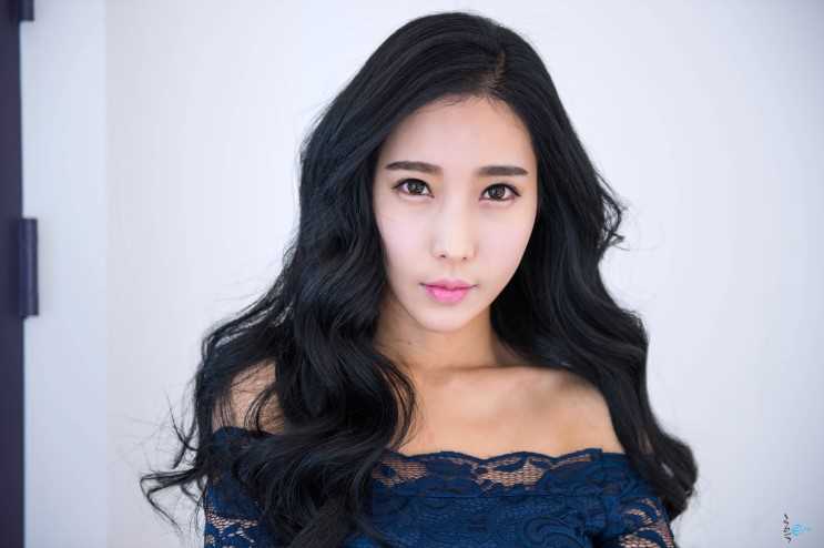 高清最美韩国车模艾敏英室内小露性感图集