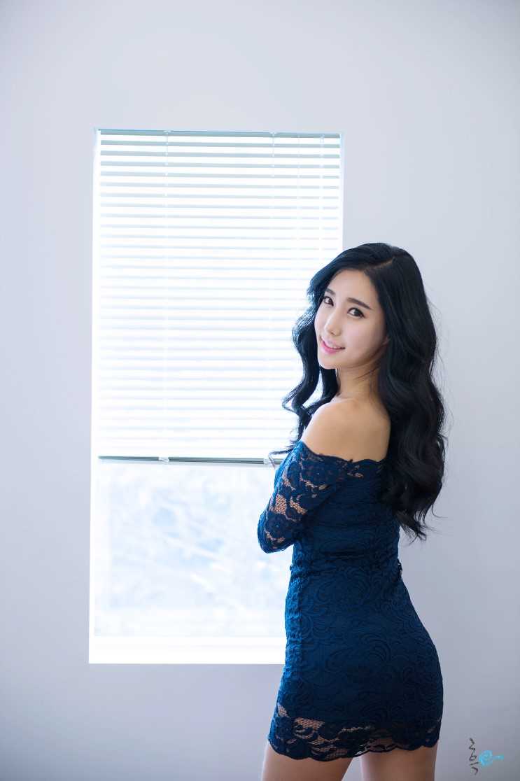 高清最美韩国车模艾敏英室内小露性感图集