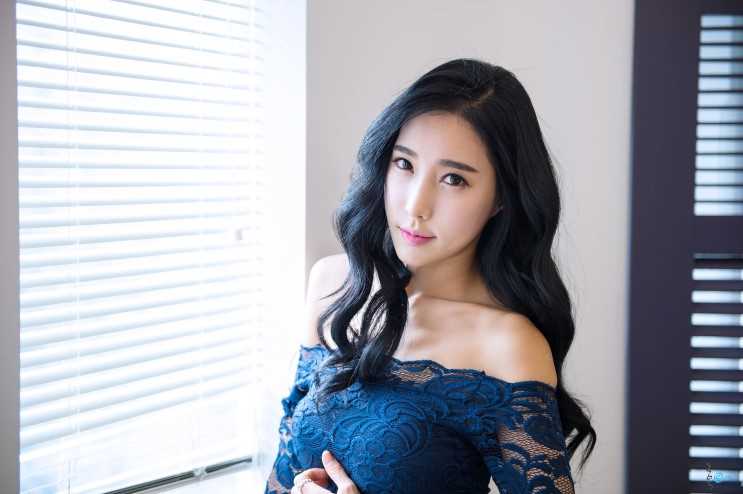 高清最美韩国车模艾敏英室内小露性感图集