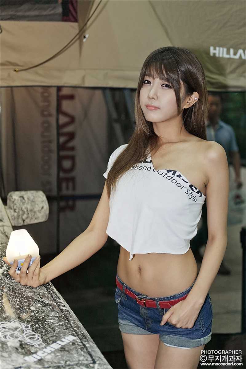 最新韩国模特许允美牛仔热裤车展壁纸