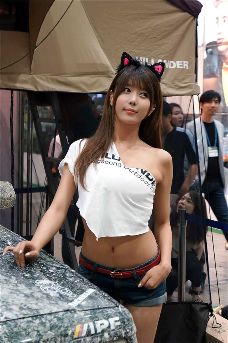 最新韩国模特许允美牛仔热裤车展壁纸