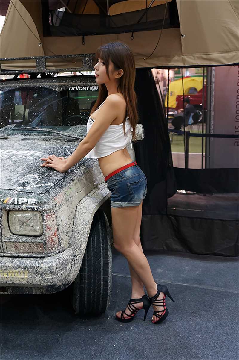最新韩国模特许允美牛仔热裤车展壁纸
