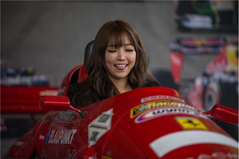 优质韩国车模李恩慧户外迷人短裙写照相册