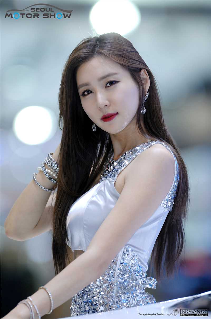 特别专辑韩国靓丽车模崔玉珍车展迷人短裙写照图片