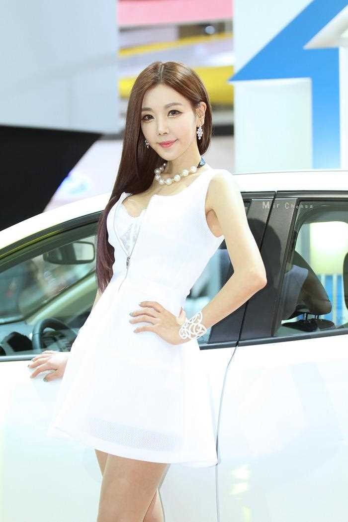 特别专辑韩国车模李真英车展短裙诱惑图片