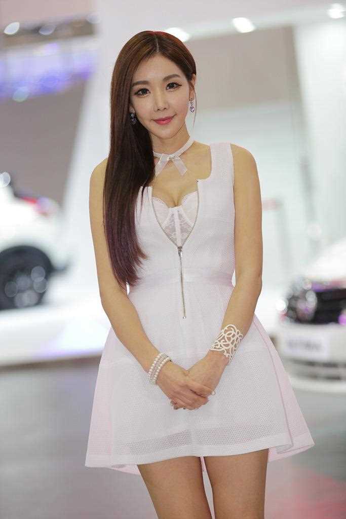 特别专辑韩国车模李真英车展短裙诱惑图片