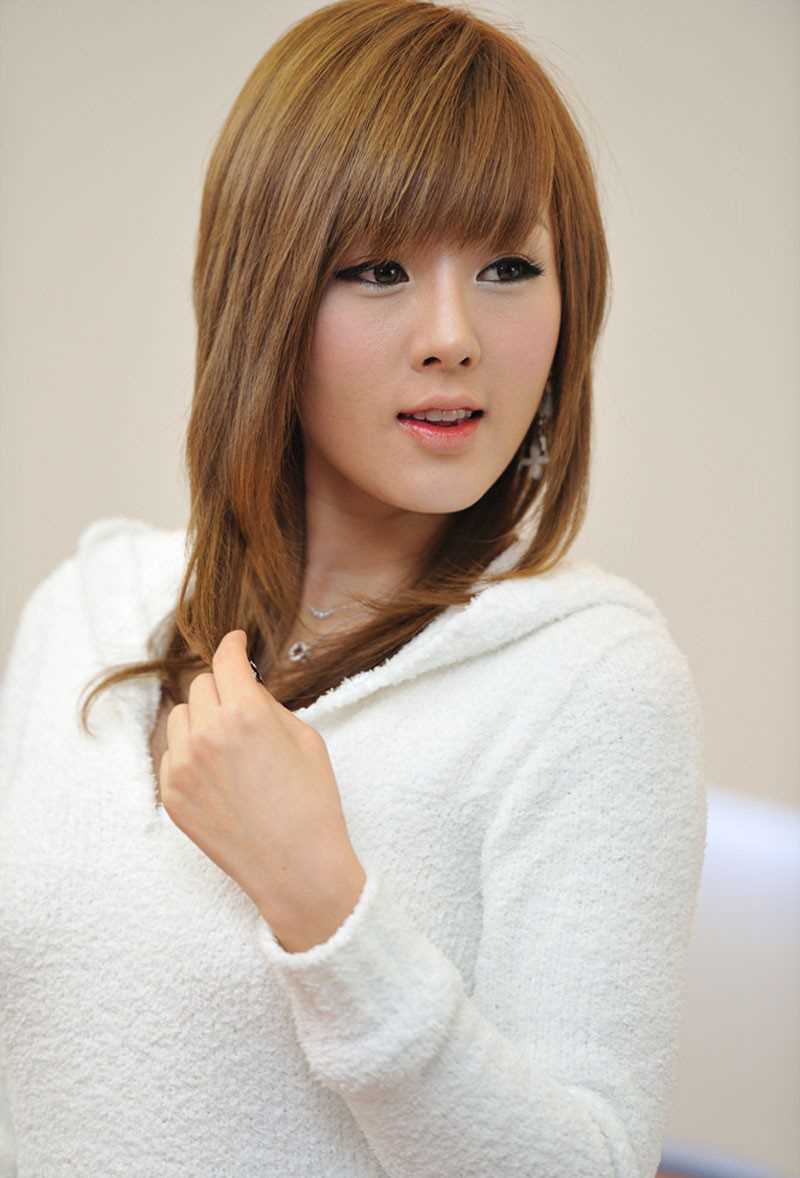 韩国车模黄美姬白衣可爱迷人