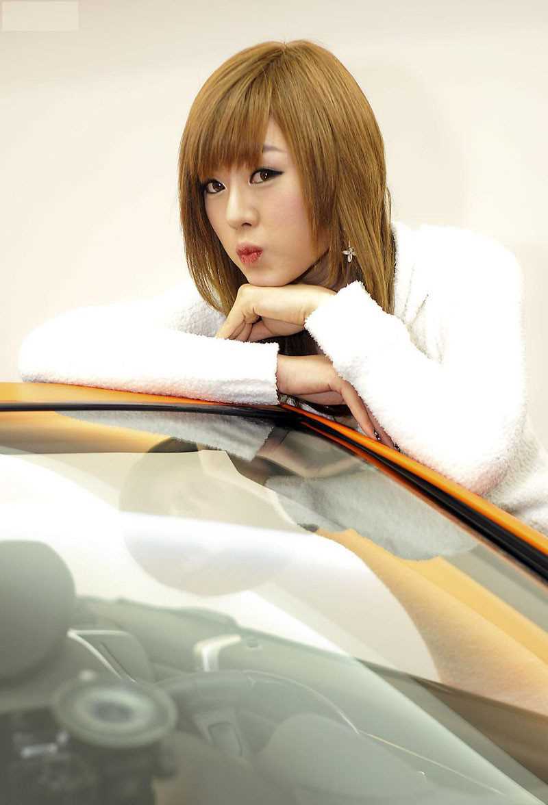 韩国车模黄美姬白衣可爱迷人