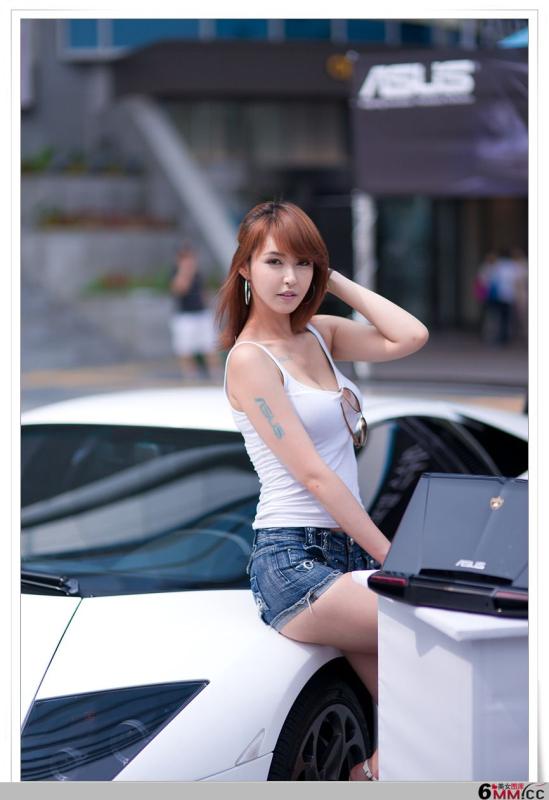 最新韩国车模白色上衣气质迷人壁纸