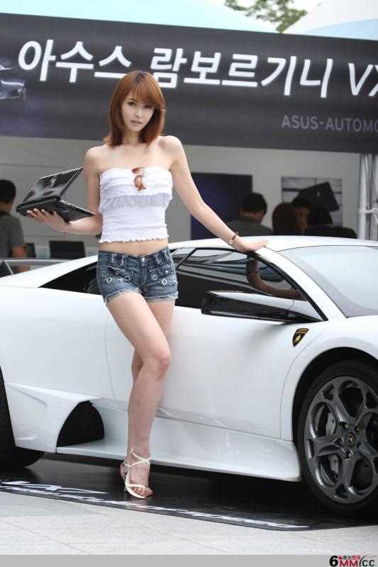 最新韩国车模白色上衣气质迷人壁纸