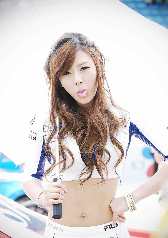 韩国车模黄美姬俏皮可爱照