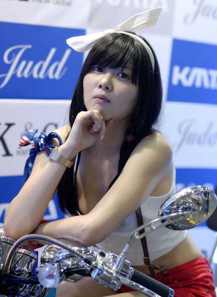 精选韩国首尔车展车模大秀迷人身材图册