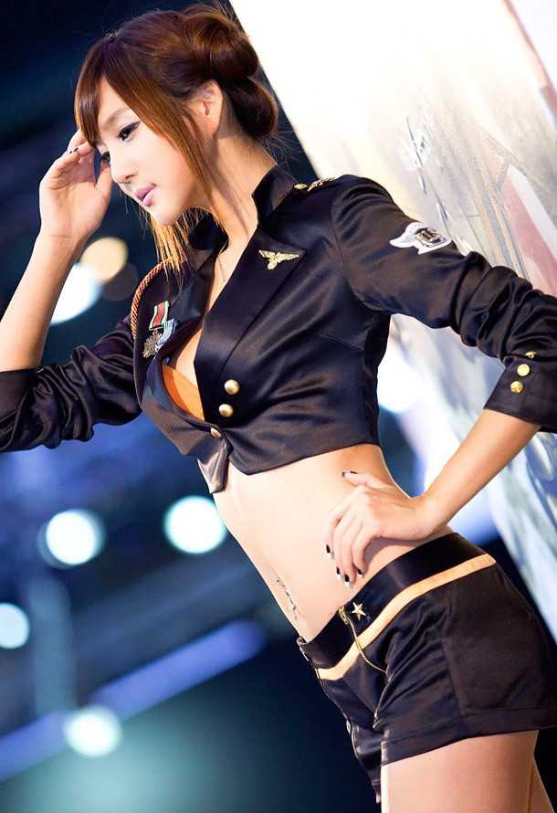 韩国美女车模身材写照