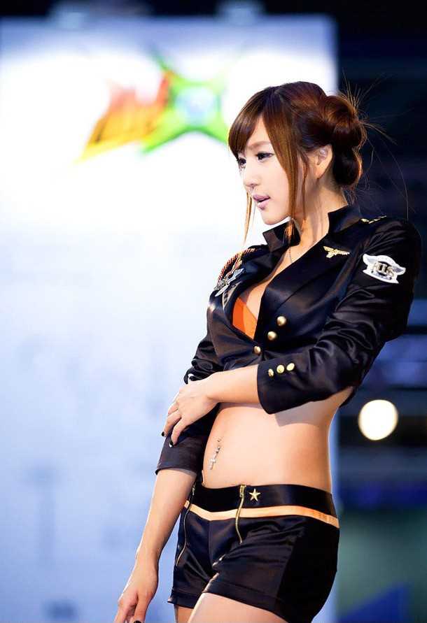 韩国美女车模身材写照