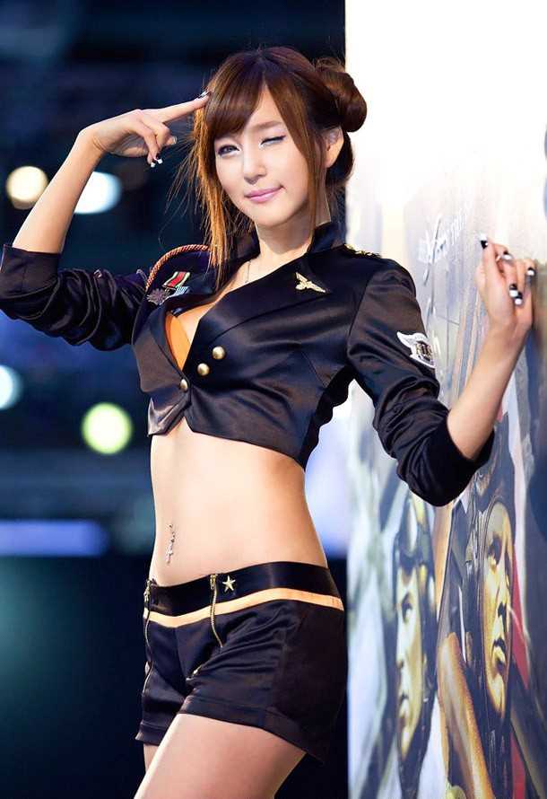 韩国美女车模身材写照