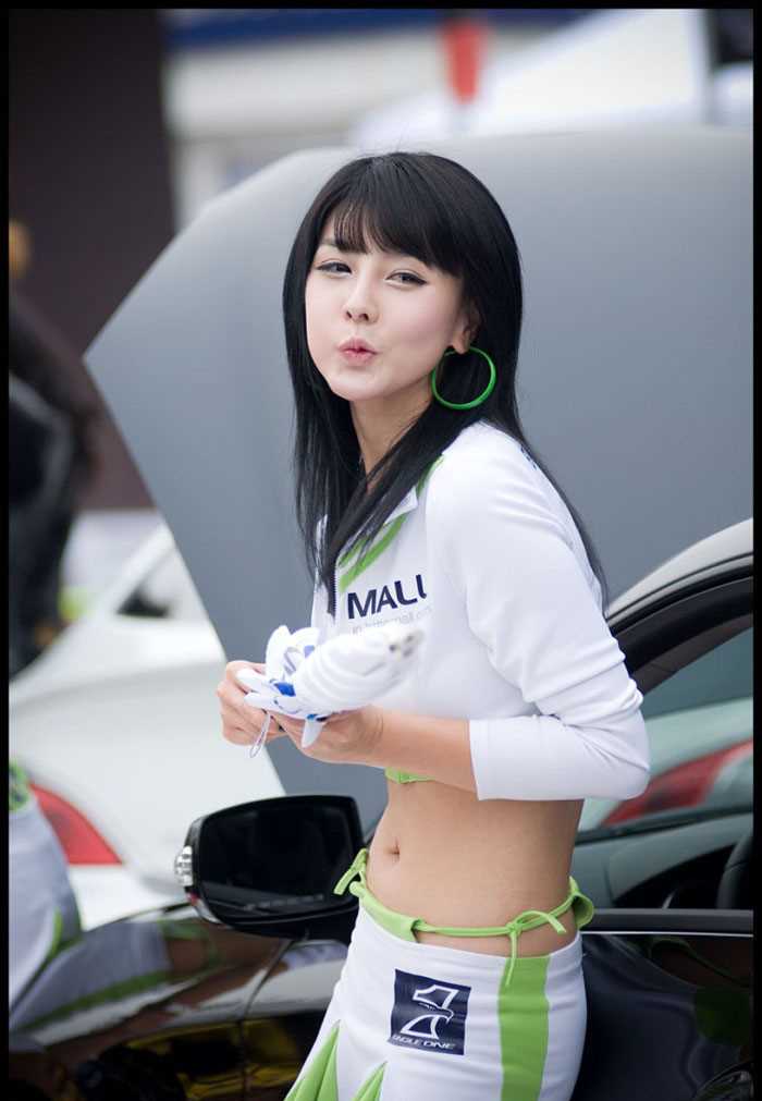 美女车模李智友白衣迷人写照