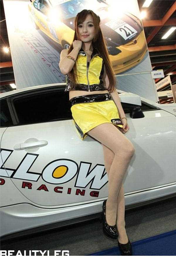 最新性感车模演绎长腿美足诱惑图集