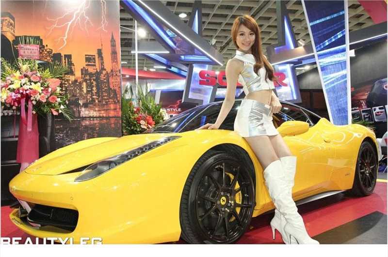 最新性感车模演绎长腿美足诱惑图集