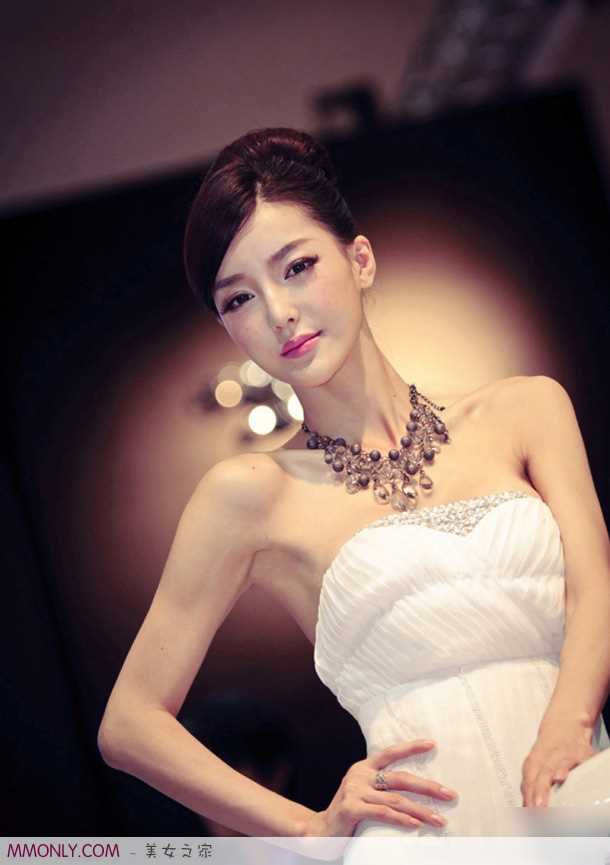 妩媚长裙车模李颖芝车展迷人