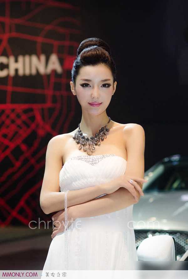 妩媚长裙车模李颖芝车展迷人
