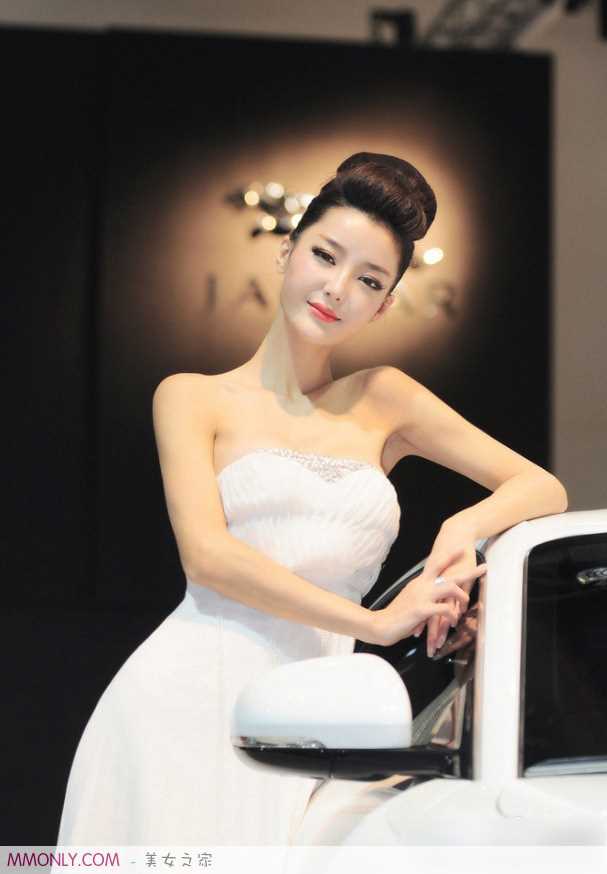 妩媚长裙车模李颖芝车展迷人