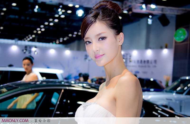 妩媚长裙车模李颖芝车展迷人