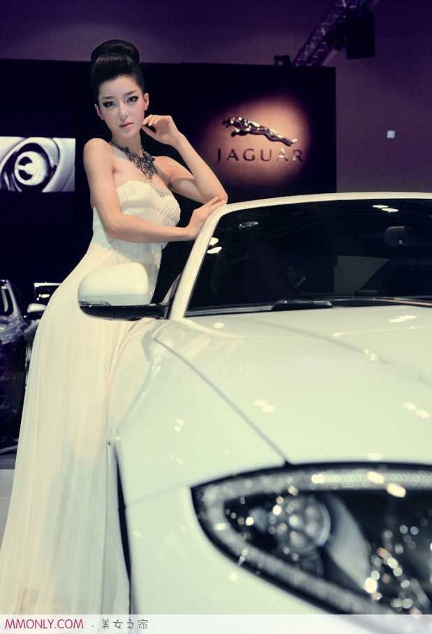 妩媚长裙车模李颖芝车展迷人