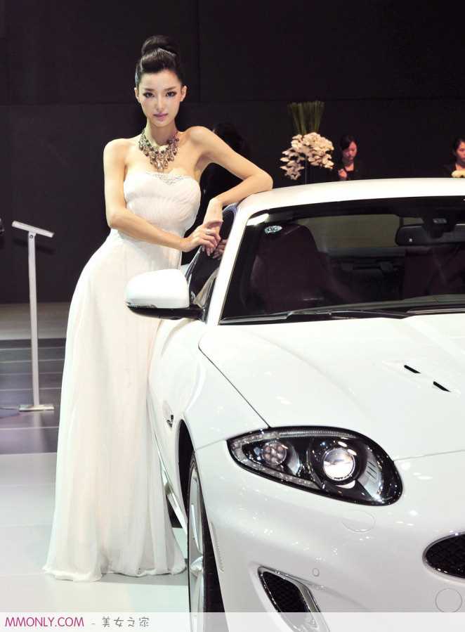 妩媚长裙车模李颖芝车展迷人