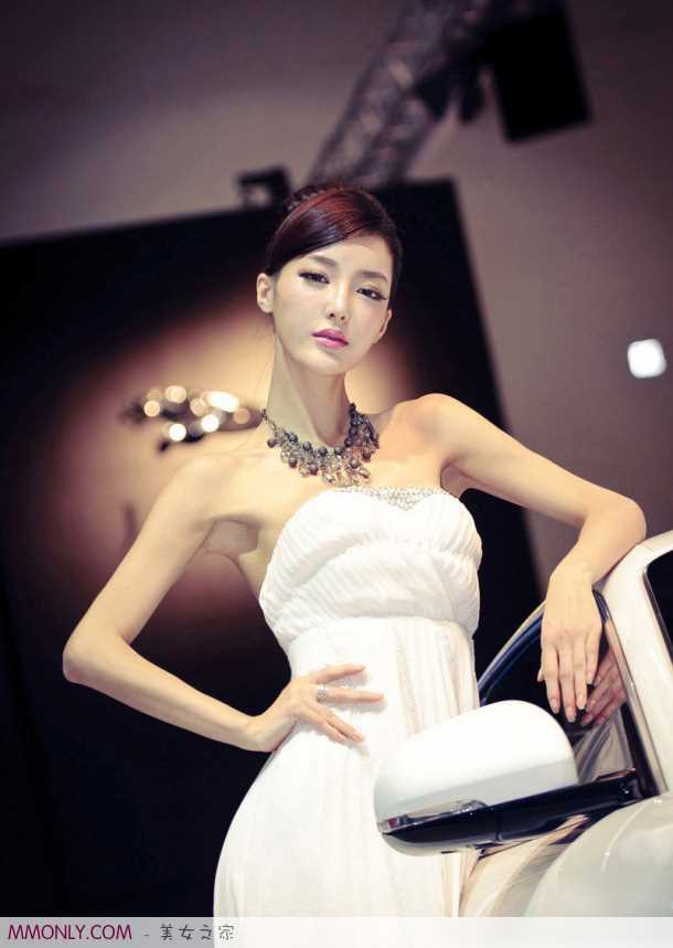 妩媚长裙车模李颖芝车展迷人