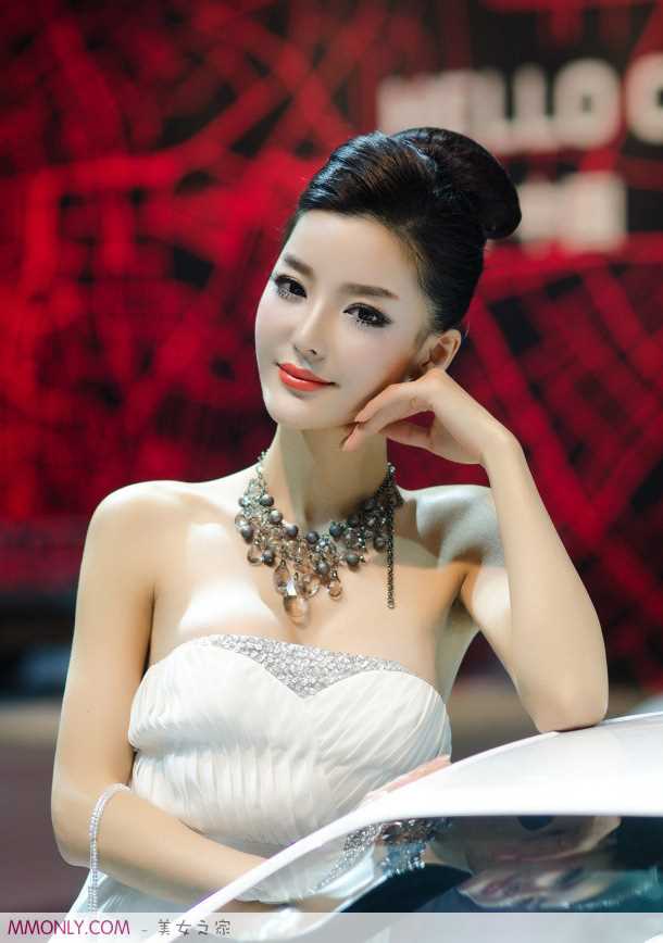 妩媚长裙车模李颖芝车展迷人
