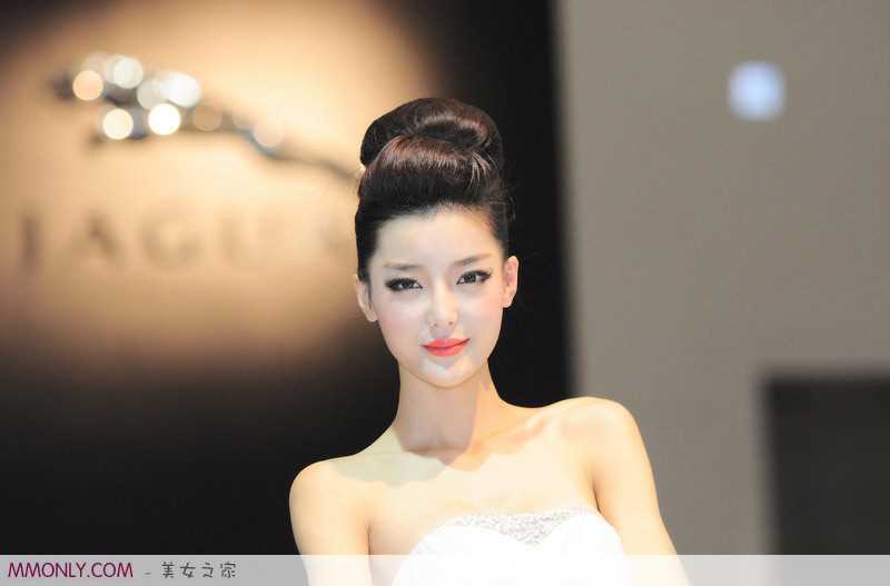 妩媚长裙车模李颖芝车展迷人