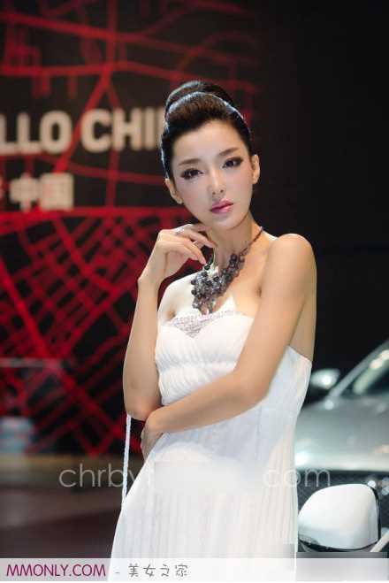 妩媚长裙车模李颖芝车展迷人