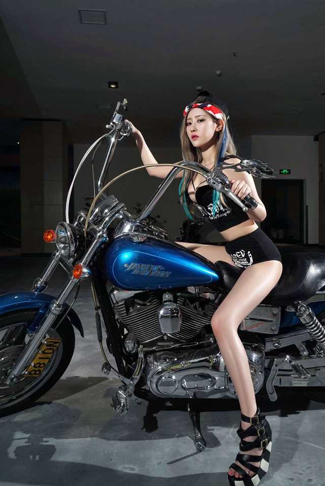 高清性感黑丝车模室内撩人图集