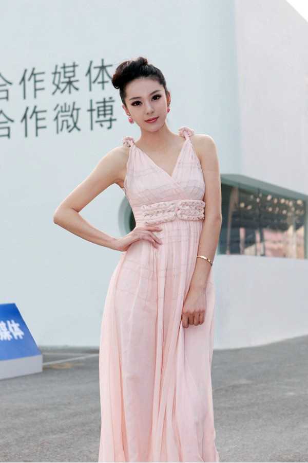 高清车模艾尚真长裙迷人高清图集