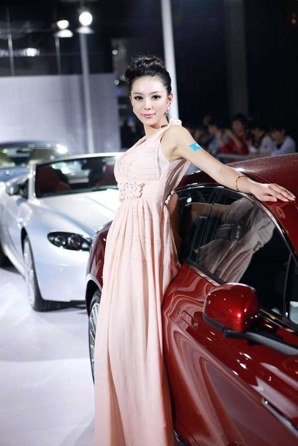 高清车模艾尚真长裙迷人高清图集