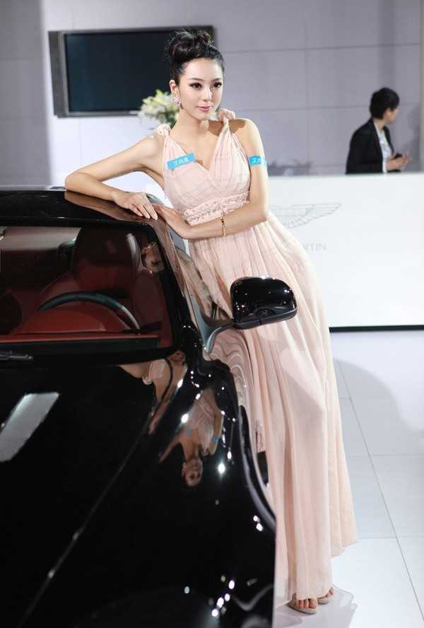 高清车模艾尚真长裙迷人高清图集