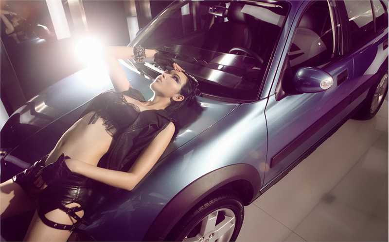 特别专辑性感车模黑色内衣撩人图片