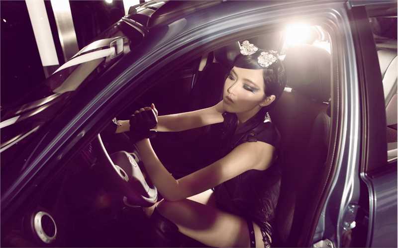 特别专辑性感车模黑色内衣撩人图片