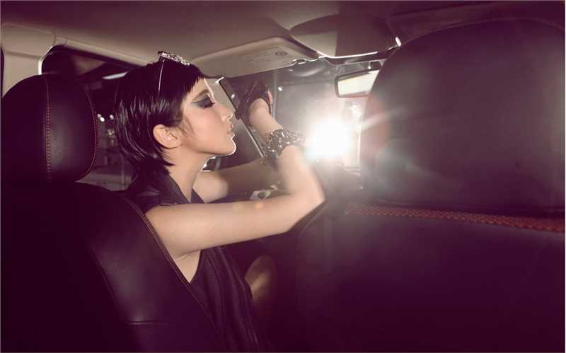 特别专辑性感车模黑色内衣撩人图片