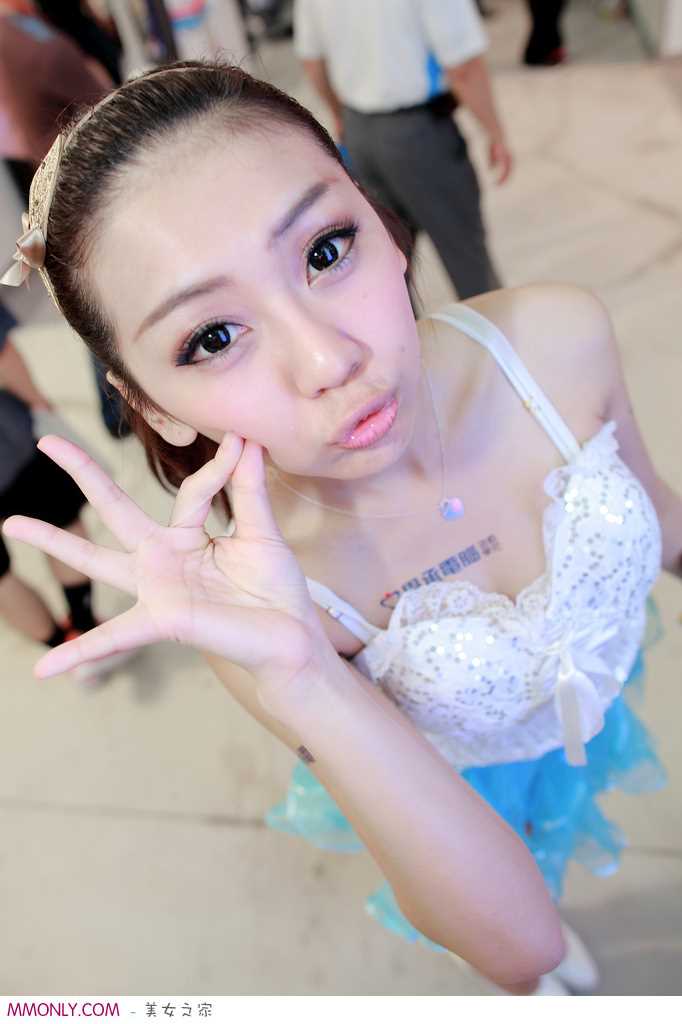 特别专辑性感酥胸车模秀大长腿图片