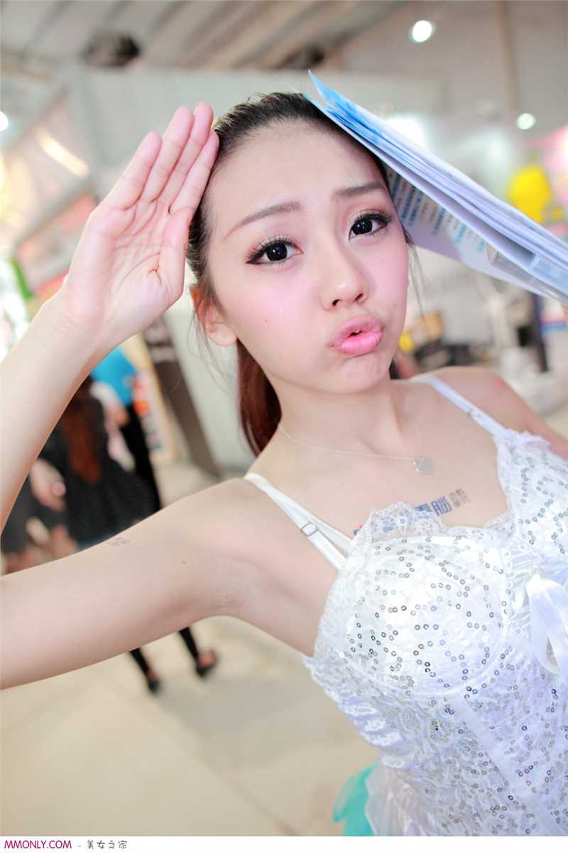 特别专辑性感酥胸车模秀大长腿图片