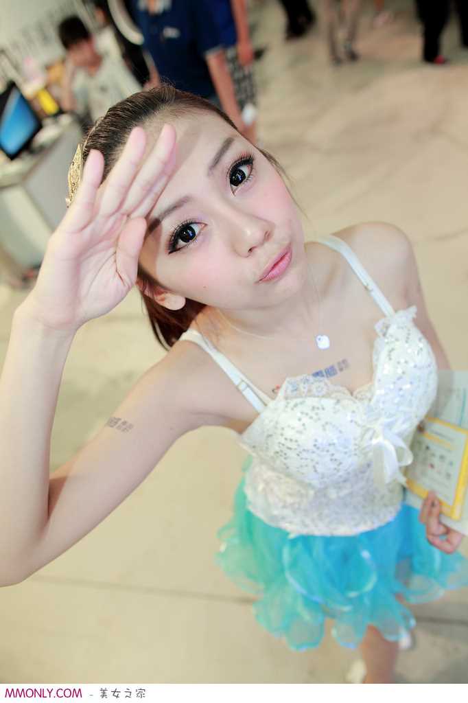 特别专辑性感酥胸车模秀大长腿图片