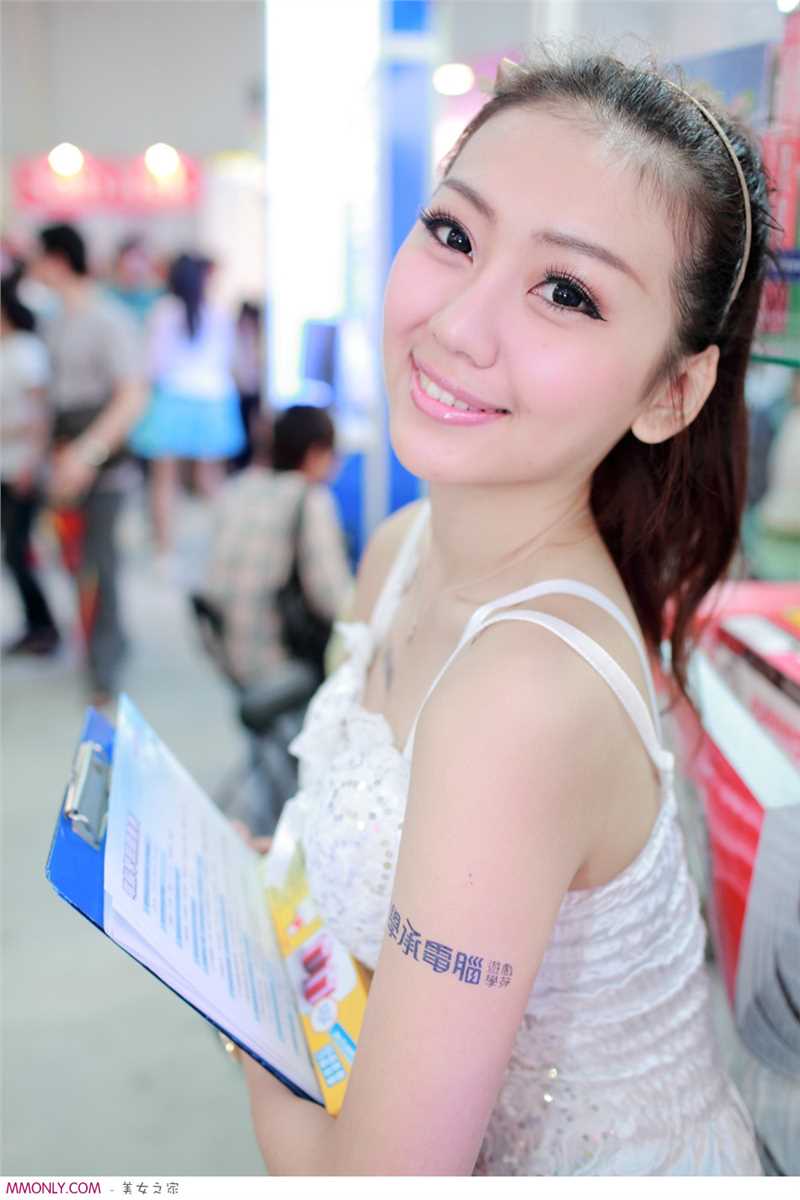 特别专辑性感酥胸车模秀大长腿图片